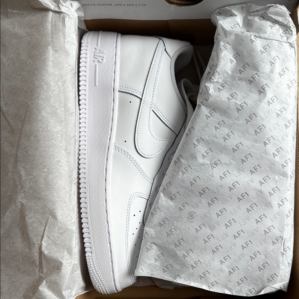 NIB Nike Air Force 1 Youth7 White Sneakers